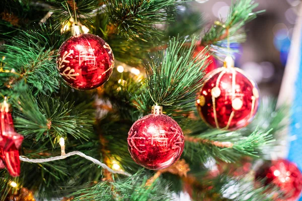 Concetto di celebrazione di Natale con palla rossa appeso decorare gif — Foto Stock