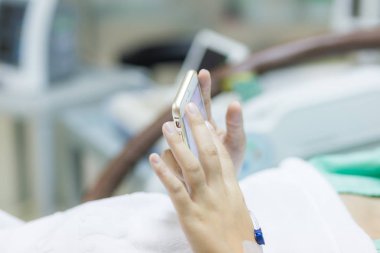 Hasta kadın hastalık kullanma smartphone üzerinde hastane yatak