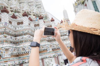 Budist Pagoda Tapınağı ile zevk genç gezgin kadınlar
