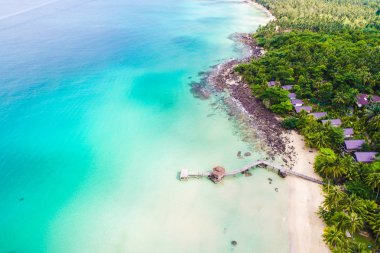 Beyaz kum plaj açık turkuaz deniz suyu ile Hindistan cevizi palmiye Tre