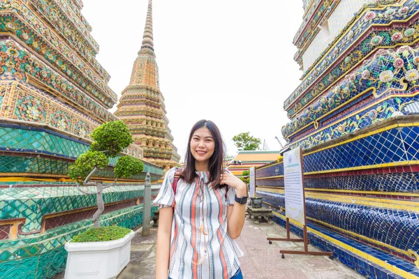 Unga Traveller kvinnor åtnjuter med buddhistiska Pagoda Temple — Stockfoto