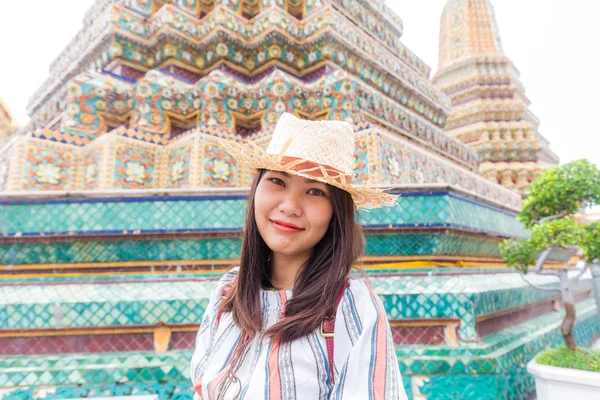 Giovane viaggiatore donne godendo con buddista tempio pagoda — Foto Stock