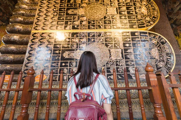 Fiatal utazó nők élvezik a buddhista Pagoda templom — Stock Fotó