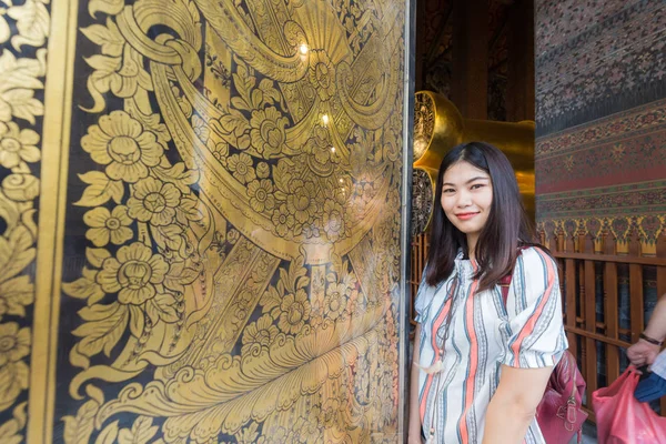 Giovane viaggiatore donne godendo con buddista tempio pagoda — Foto Stock