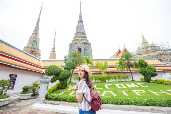 Unga Traveller kvinnor åtnjuter med buddhistiska Pagoda Temple — Stockfoto
