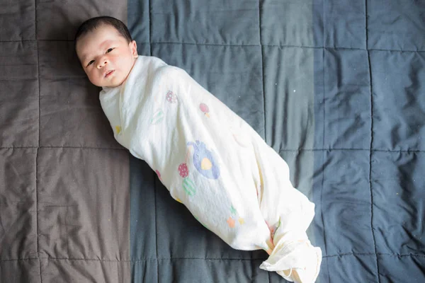 Infant kid boy cover with blanket prepare for shower — Stockfoto