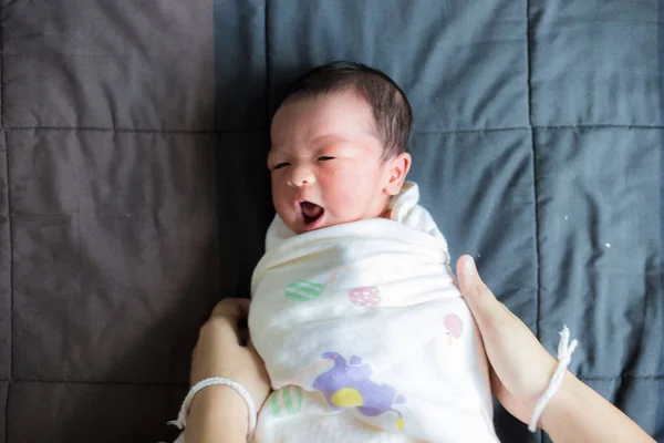 Bambino bambino bambino copertura con coperta prepararsi per la doccia — Foto Stock