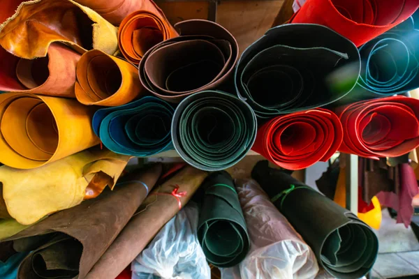 Echte koeienhuid lederen fold op vakmanschap DIY handgemaakte winkel — Stockfoto