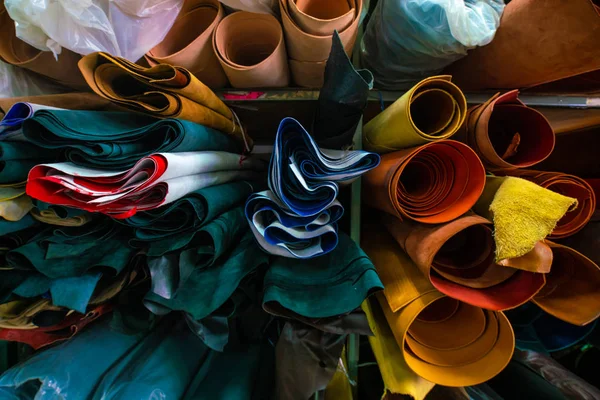 Pliegue de cuero de vaca genuino en la artesanía Tienda artesanal de bricolaje — Foto de Stock