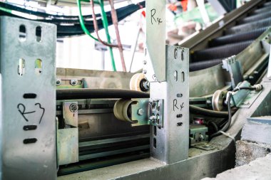 Metro tren istasyonunda Escalaror şantiye