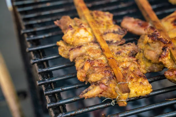 Petto di pollo alla griglia con fumo — Foto Stock