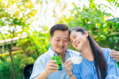 Mutlu olgun çift yeşil bahçede birlikte konuşurken