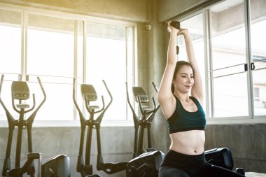 Çekici genç Fitness Asya kadınlar Holding dumbbell