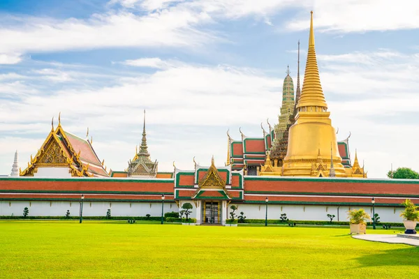 Temple of emerald buddha with golden pagoda Wat Phra Keaw — Stock Photo, Image