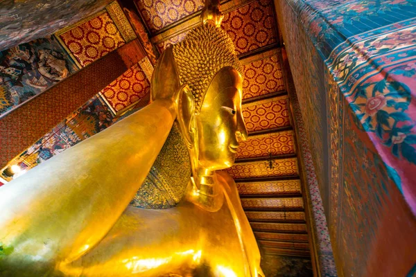 Liegender goldener Buddha innerhalb der Pagode wat pho — Stockfoto