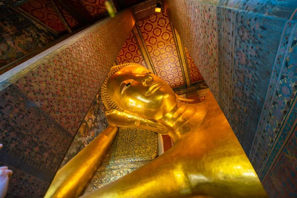 Bouddha doré inclinable à l'intérieur de la pagode Wat Pho — Photo