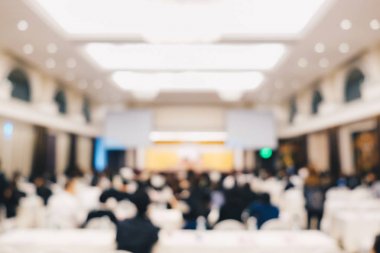 Seminer konferans salonunda bulanık insanlar