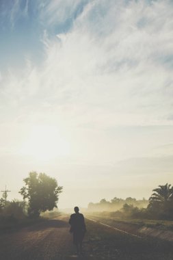 Kırsal yolda yürüyen Budist keşiş