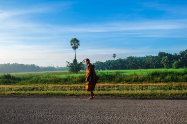 Kırsal yolda yürüyen Budist keşiş