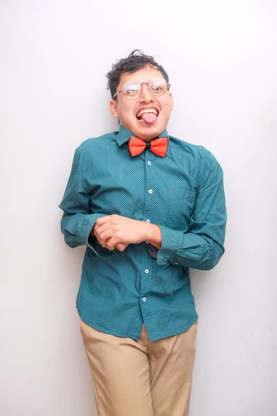 Asiatiska hipster konst man med Red Love Bow slips — Stockfoto