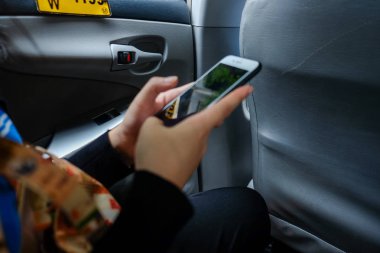 Takside otururken boş ekran akıllı telefon kullanımı