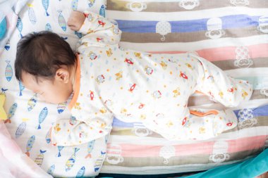 Küçük yatakta uyuyan sevimli bebek çocuk