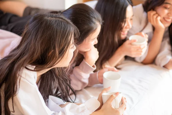 Grupo de mujeres alegres usando compras de teléfonos inteligentes en línea juntosel — Foto de Stock