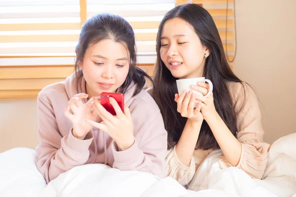 Grupo de mujeres alegres usando compras de teléfonos inteligentes en línea juntosel — Foto de Stock