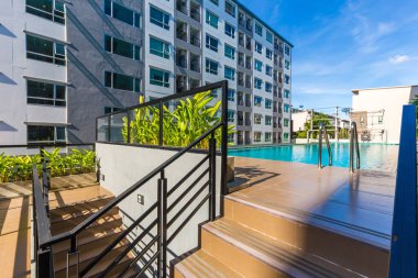 Düşük katlı 8 katlı modern condominium bina yüzme havuzu ile
