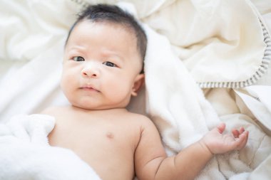 Komik bebek bebek erkek uyanmak sonra yatakta yatan