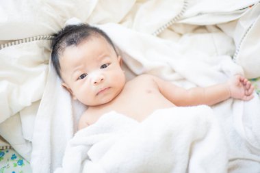 Komik bebek bebek erkek uyanmak sonra yatakta yatan