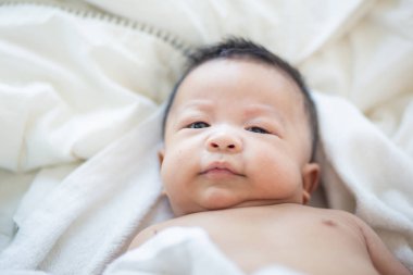 Komik bebek bebek erkek uyanmak sonra yatakta yatan