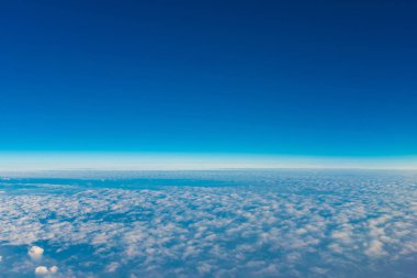 Bulut görünümüile mavi gökyüzünün arka planı