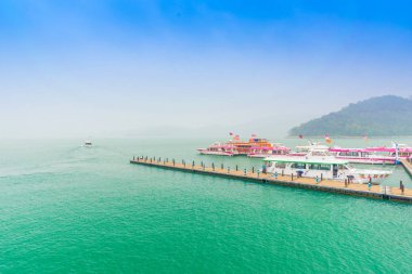 Sis ile sabah mavi gökyüzünde Güneş ay gölü