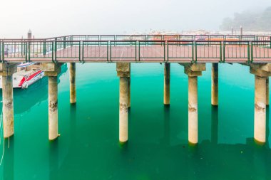 Sis ile sabah mavi gökyüzünde Güneş ay gölü