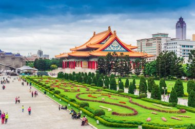 Turistler Chiang Kai-Shek Memorial Hall seyahat yürüyüş 