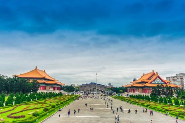 Turistler Chiang Kai-Shek Memorial Hall seyahat yürüyüş 