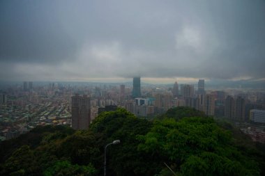 Alacakaranlıkta bulut yağmuru ile Taipei 101 modern şehir binası