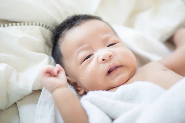 Bambino bambino divertente sdraiato sul letto dopo il risveglio — Foto Stock