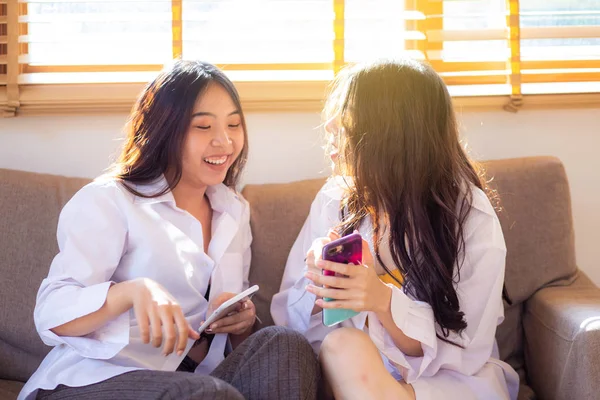 Grupo de mulheres alegres usando smartphones compras on-line junto — Fotografia de Stock