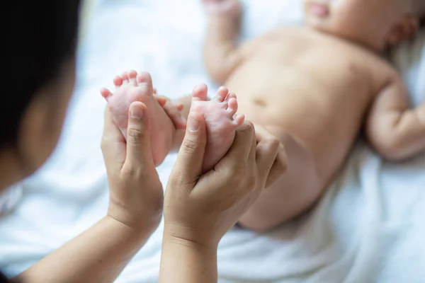 婴儿足部按摩由妈妈的手淋浴后 — 图库照片