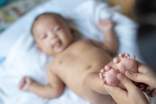 Bebê pé massagem por mãe mão depois de chuveiro — Fotografia de Stock