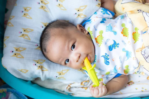 Bebé niño masticando la dentición con goma — Foto de Stock