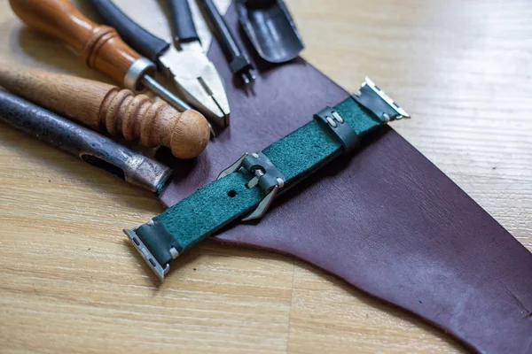 Vegetable tanned leather watch strap working