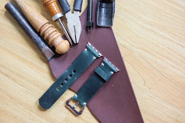 Vegetable tanned leather watch strap working