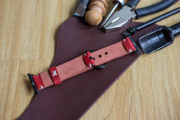 Vegetable tanned leather watch strap working