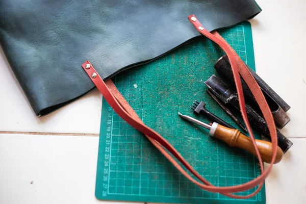Bolso hecho a mano de cuero genuino para mujer — Foto de Stock