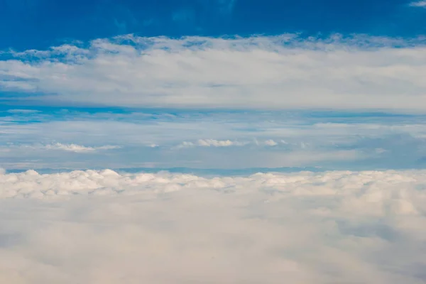 Φόντο του γαλάζιου ουρανού με θέα στο σύννεφο — Φωτογραφία Αρχείου