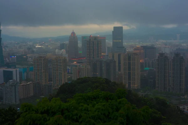 Taipei 101 edificio moderno de la ciudad con lluvia de nubes al atardecer —  Fotos de Stock