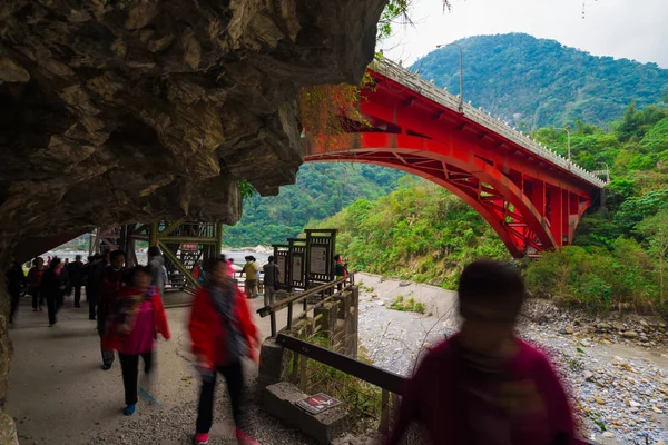 Taroko Park Narodowy Tajwan Marca 2015 Turyści Cieszyć Chodzenie Wzdłuż — Zdjęcie stockowe